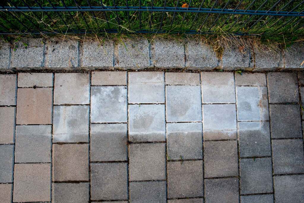 Gründliche Reinigung von verschmutzten Pflastersteinen