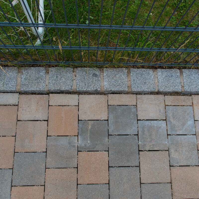 Entfernung von Kalk- und mineralischen Ablagerungen auf Pflastersteinen