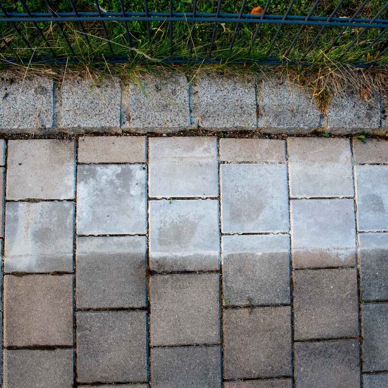 Behandlung hartnäckiger Verschmutzungen auf Pflastersteinen